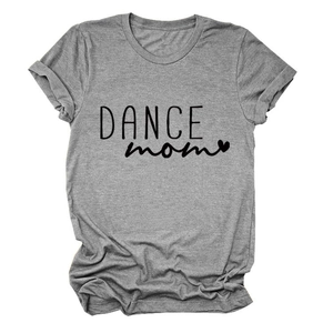 Dettaglio della scritta Dance Mom e stampa cuore su t-shirt grigia a maniche corte