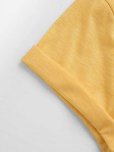 Detail van de opgerolde mouw op een gembergeel gemêleerd gebreid T-shirt voor dames