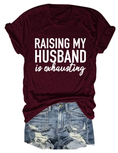 Détail d'un t-shirt bordeaux avec texte blanc humoristique et short en jean