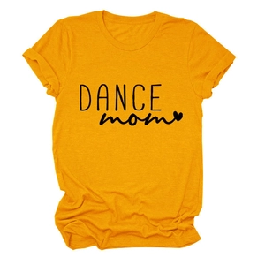 Dettaglio maglietta in cotone giallo senape con stampa cuore DANCE mom casual