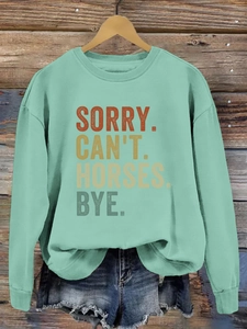 Détail du sweat vert menthe avec slogan SORRY CAN'T HORSES BYE et finitions côtelées