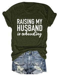 T-shirt olive à message et short en jean vieilli posés à plat pour tenue décontractée