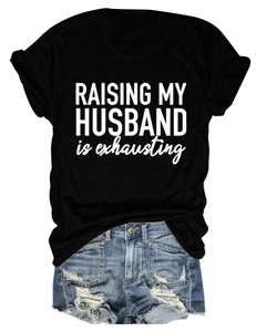 Détail de l'imprimé Raising My Husband sur t-shirt noir et short en jean vieilli