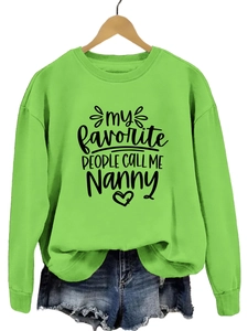 Gros plan du sweat néon vert avec texte imprimé my favorite people call me nanny chic