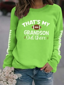 Détail d'un sweatshirt vert avec impression graphique de football That's My Grandson