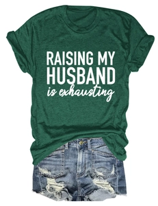 T-shirt en coton vert forêt avec texte RAISING MY HUSBAND et short en jean