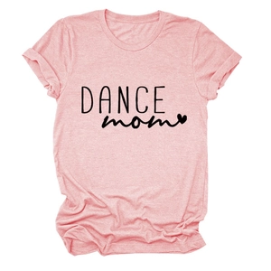 Dettaglio della t-shirt rosa dance mom con stampa a cuore e trama in tessuto a maglia