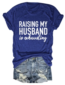 Gros plan du texte Raising My Husband sur t-shirt bleu marine et short en jean