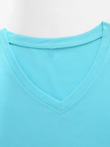 Detailweergave van de V-hals van dit lichtblauwe T-shirt met korte mouwen en versterkte naden