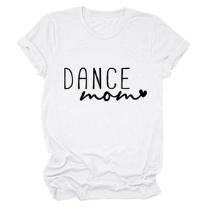 Dettaglio della t-shirt bianca con scritta DANCE mom nera e decorazione cuore rosso