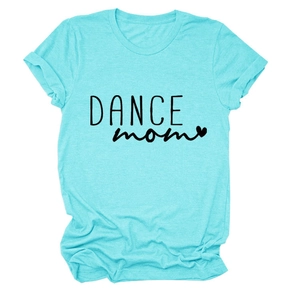 Dettaglio del morbido tessuto in cotone e della stampa Dance Mom su questa T-shirt blu