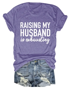 T-shirt violet 'Raising My Husband' et short en jean vieilli posés à plat sur fond blanc