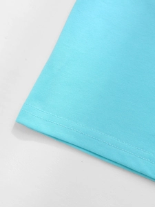 Detail van helderblauwe gebreide top met dubbele naaldsteek en fijne textuur