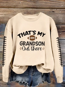 Détail du sweat-shirt beige à motif rugby avec coutures géométriques sur les manches