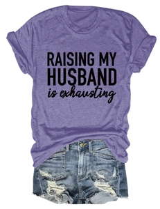 Détail d'un t-shirt violet imprimé et d'un short en jean bleu avec bords effilochés