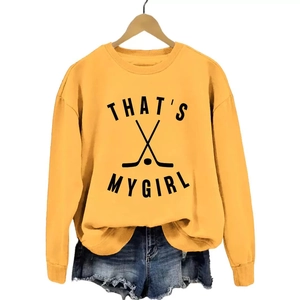 Sweat-shirt jaune vif à manches longues avec imprimé That's My Girl et crosse de hockey