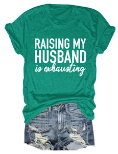 Gros plan du t-shirt vert émeraude avec imprimé et short en jean vieilli pour un look d'été