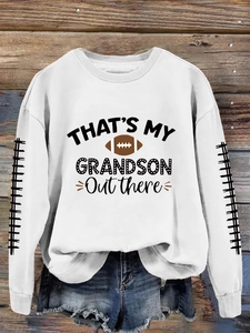 Détail d'un sweat-shirt en coton blanc avec motifs de football et texte Grandson