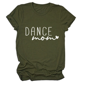 Dettaglio della t-shirt Dance Mom verde oliva con manica arrotolata e tessuto di cotone morbido