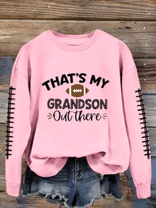 Détail du sweat rose avec imprimé That's My Grandson football et coutures sur les manches
