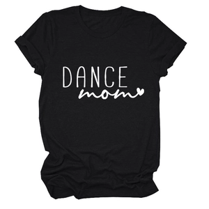 Dettaglio della stampa Dance Mom con cuore su t-shirt nera in cotone casual a girocollo