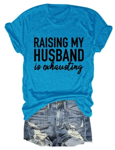 Détail du t-shirt bleu ciel avec texte imprimé et short en jean bleu délavé troué