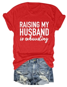 Détail d'un t-shirt rouge à message et d'un short en jean délavé pour femme en été