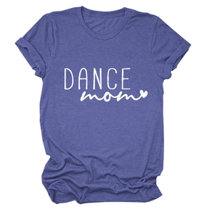 Dettaglio della stampa Dance Mom e del cuore sulla maglietta in cotone blu violetto