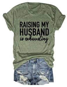 T-shirt en coton vert olive avec texte et short en jean bleu effiloché à plat sur blanc