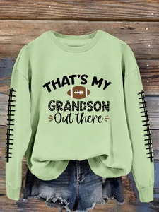 Détail du sweat-shirt de football vert clair avec rayures noires sur les manches