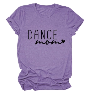 Dettaglio della t-shirt Dance Mom viola mélange con scollo rotondo e stampa slogan