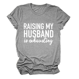 Détail du t-shirt gris avec inscription blanche RAISING MY HUSBAND IS EXHAUSTING