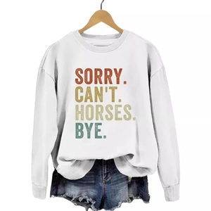 Sweat blanc à col rond avec lettrage coloré et short en jean à bords effilochés