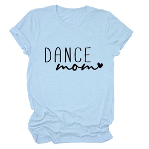 Dettaglio di t-shirt in cotone azzurro con stampa Dance Mom nera e grafica a cuore