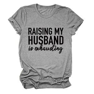 Détail de l'imprimé Raising My Husband sur un t-shirt en coton gris chiné doux