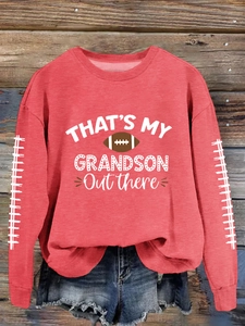 Détail d'un sweat-shirt rouge avec imprimé football THAT'S MY GRANDSON sur bois