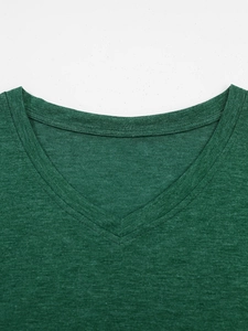 Detailopname van donkergroen dames-T-shirt met V-hals en zachte gemêleerde textuur