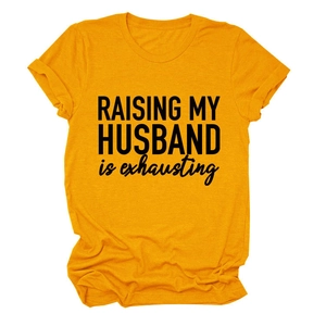 Détail du t-shirt jaune avec le slogan imprimé Raising My Husband Is Exhausting