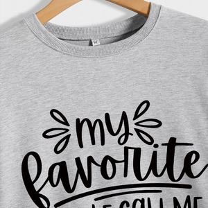 Sweat gris clair à col rond avec motif my favorite people sur un cintre en bois