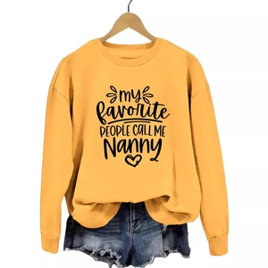 Sweat jaune gingembre à col rond avec imprimé My Favorite People et short en jean