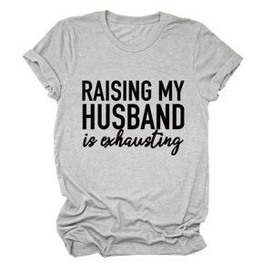 Détail de l'imprimé 'Raising My Husband' sur un t-shirt gris à col rond en coton