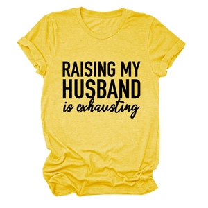 Détail du t-shirt jaune avec l'inscription Raising My Husband is exhausting imprimée
