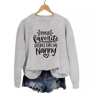 Sweat gris clair à col rond avec imprimé My Favorite People et short en jean bleu