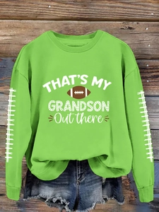 Détail d'un sweat vert néon avec imprimé rugby et coutures blanches décoratives