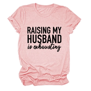 Détail du t-shirt rose avec texte 'RAISING MY HUSBAND' et revers aux manches