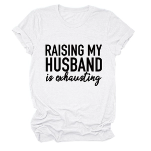 Détail de l'imprimé Raising My Husband sur un t-shirt en coton blanc avec revers