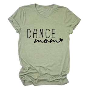 Dettaglio ravvicinato della stampa DANCE mom e cuore sulla t-shirt casual verde fagiolo