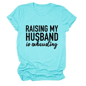 Gros plan de l'imprimé RAISING MY HUSBAND is exhausting sur un t-shirt en coton bleu