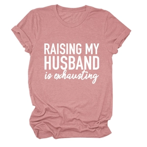 T-shirt rose à manches courtes pour femmes avec inscription RAISING MY HUSBAND en blanc