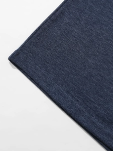 Detailopname van dubbele stiksels op de zoom van een donkerblauw V-hals T-shirt